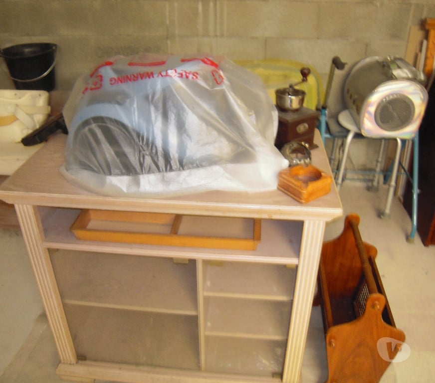 Ameublement & art de la table Hérault Villeveyrac - 34560 - Photos Vivastreet VIDE GARAGE COMPRENANT DES PETITS MEUBLES .