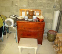 VIDE GARAGE COMPRENANT DES PETITS MEUBLES .