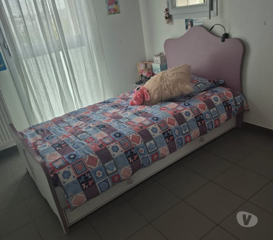 Ameublement & art de la table Rhône Lyon - Photos Vivastreet Vends lit tiroir pour fille+ matelas et table chevet