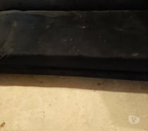Canapé futon noir .
