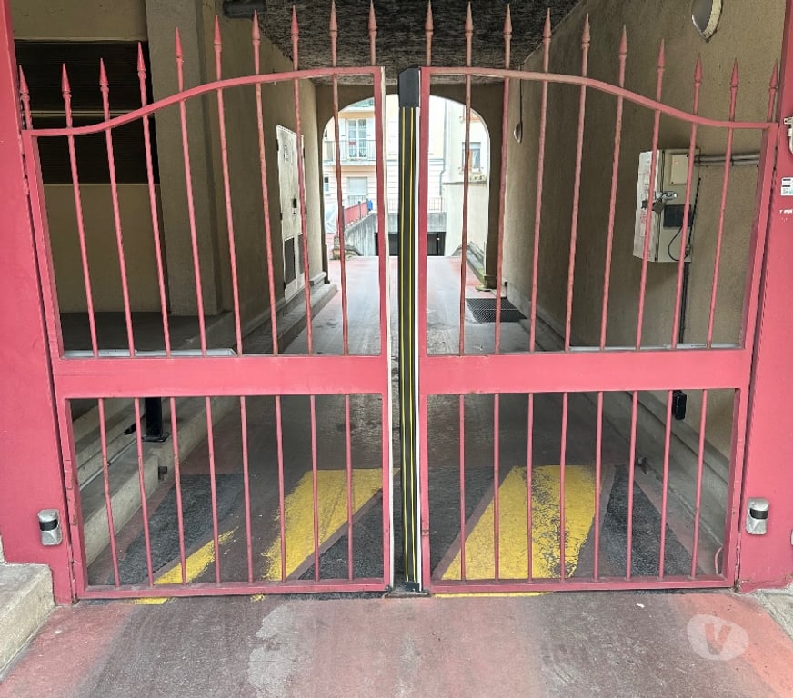 Parkings - Garages Seine-et-Marne Brie Comte Robert - 77170 - Photos Vivastreet Double box en enfilade dans résidence sécurisée