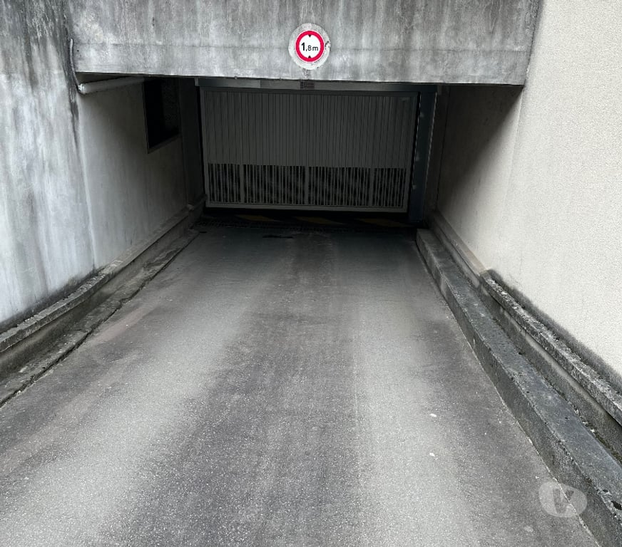 Parkings - Garages Seine-et-Marne Brie Comte Robert - 77170 - Photos Vivastreet Double box en enfilade dans résidence sécurisée