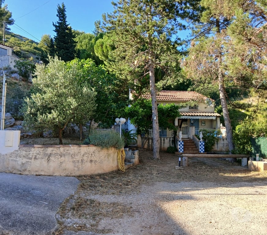 Vente Maison Bouches-du-Rhône Allauch - 13190 - Photos Vivastreet VILLA ALLAUCH 120m2+2 garages +1805 m2 terrain. 615000€.