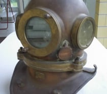 Antiquité de marine, casque et matériel de scaphandrier