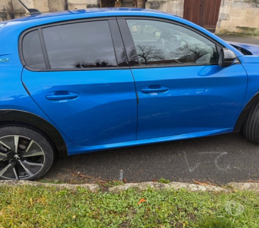 Voiture d'occasion Yvelines Orgeval - 78630 - Photos Vivastreet Peugeot e-208 GT Pack Électrique première main de 2022