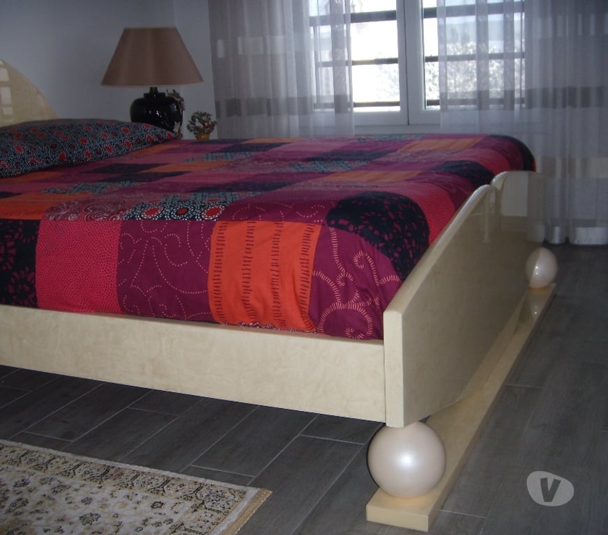 Ameublement & art de la table Val-de-Marne Le Plessis Trevise - 94420 - Photos Vivastreet lit en bois nacrée 200 x 140 et 2 chevets et 2 lampes