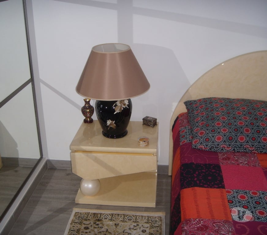 Ameublement & art de la table Val-de-Marne Le Plessis Trevise - 94420 - Photos Vivastreet lit en bois nacrée 200 x 140 et 2 chevets et 2 lampes