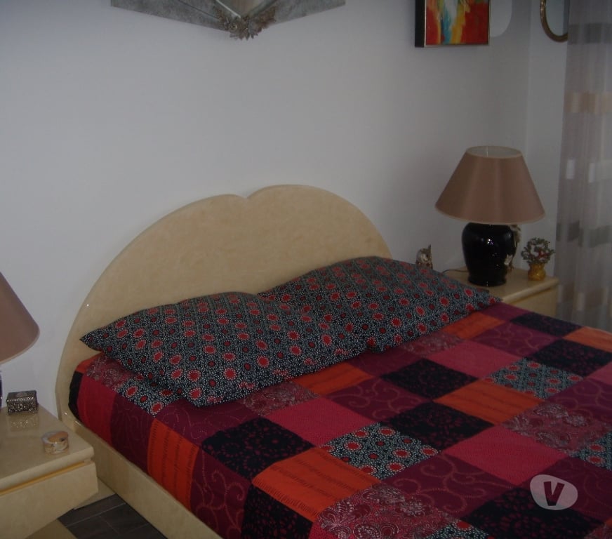 Ameublement & art de la table Val-de-Marne Le Plessis Trevise - 94420 - Photos Vivastreet lit en bois nacrée 200 x 140 et 2 chevets et 2 lampes