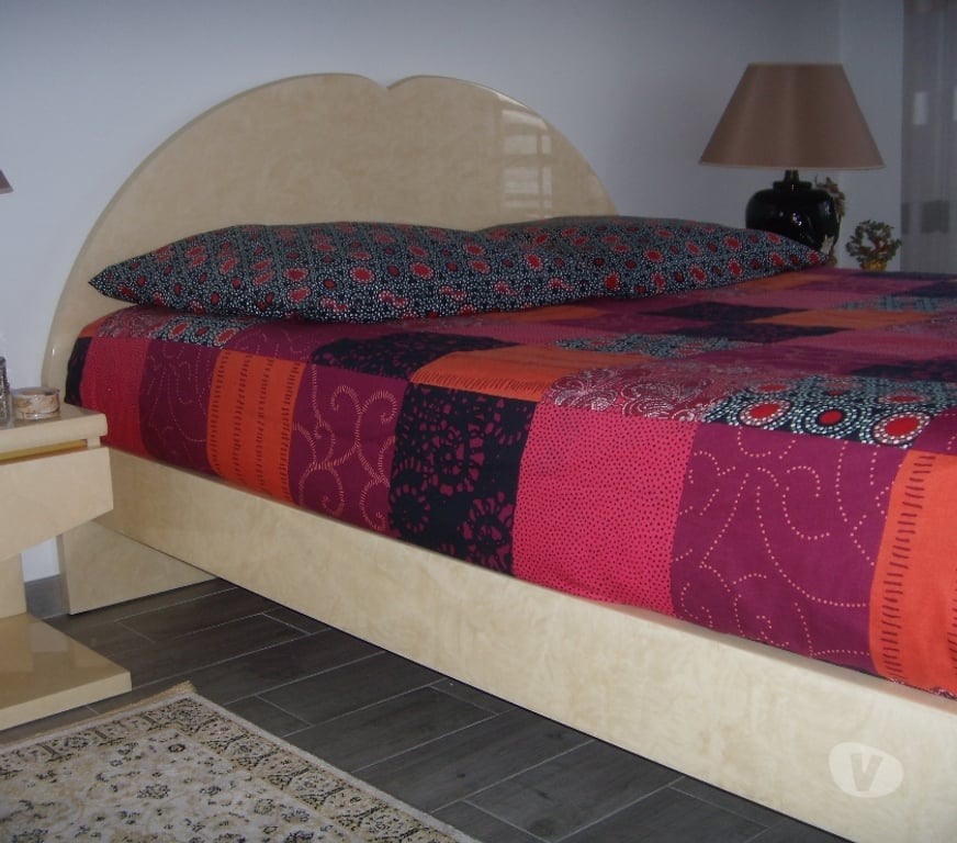 Ameublement & art de la table Val-de-Marne Le Plessis Trevise - 94420 - Photos Vivastreet lit en bois nacrée 200 x 140 et 2 chevets et 2 lampes