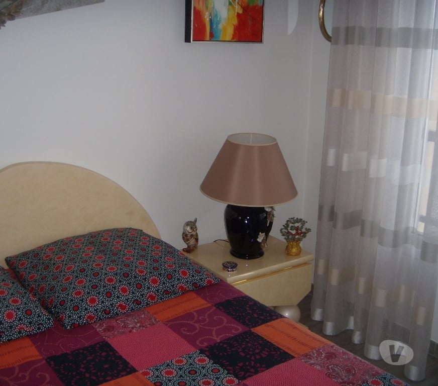 Ameublement & art de la table Val-de-Marne Le Plessis Trevise - 94420 - Photos Vivastreet lit en bois nacrée 200 x 140 et 2 chevets et 2 lampes