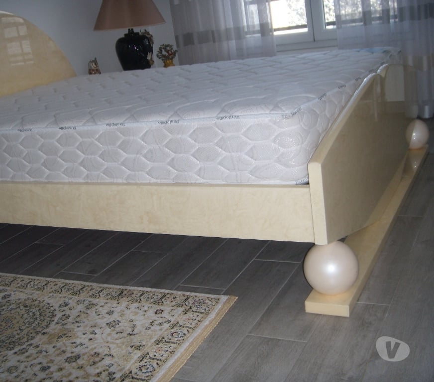 Ameublement & art de la table Val-de-Marne Le Plessis Trevise - 94420 - Photos Vivastreet lit en bois nacrée 200 x 140 et 2 chevets et 2 lampes