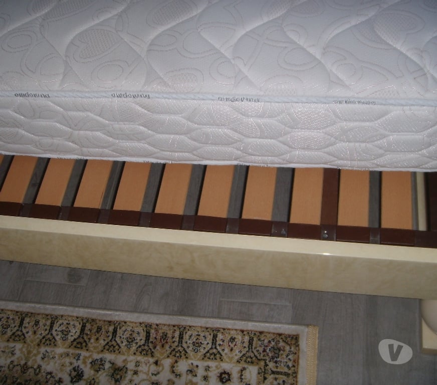 Ameublement & art de la table Val-de-Marne Le Plessis Trevise - 94420 - Photos Vivastreet lit en bois nacrée 200 x 140 et 2 chevets et 2 lampes