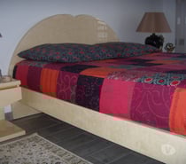 lit en bois nacrée 200 x 140 et 2 chevets et 2 lampes