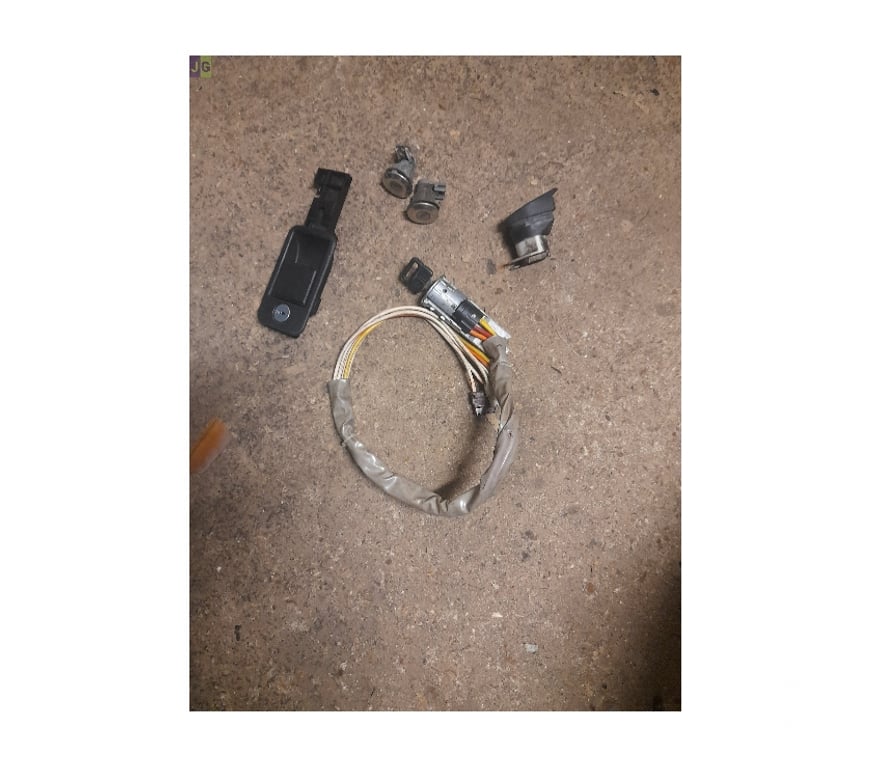 Pièces et services auto Essonne St Vrain - 91770 - Photos Vivastreet KIT SERRURES DE 205 GTI