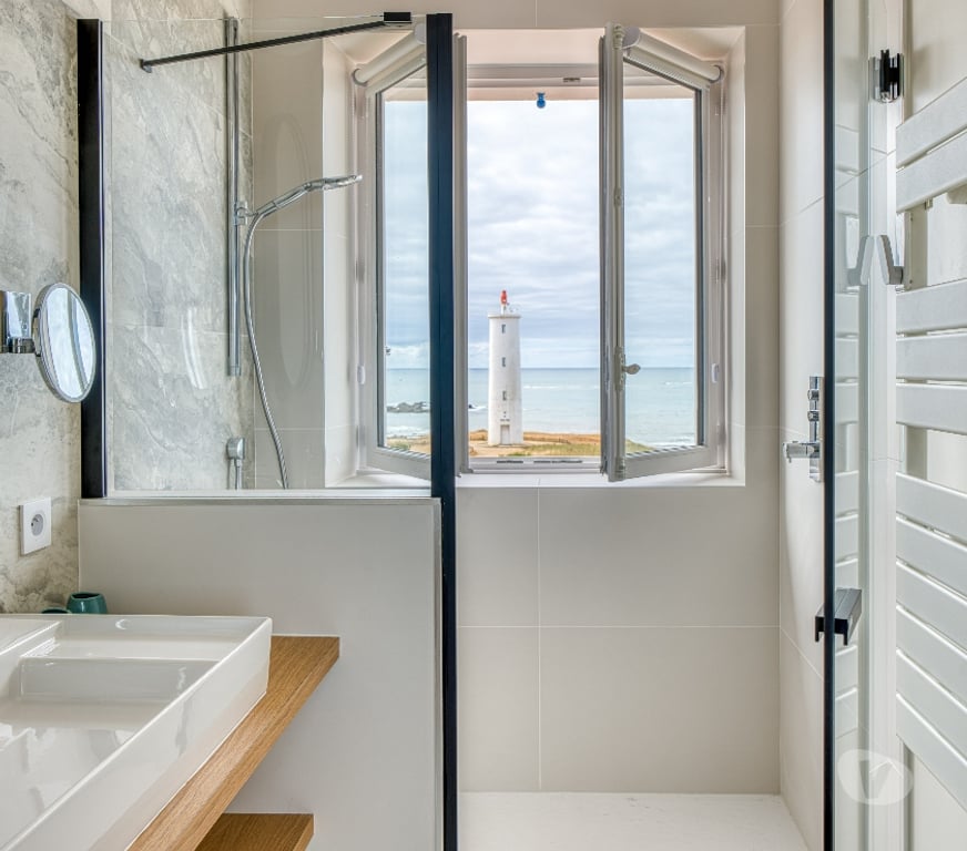 location saisonniere Vendée St Gilles Croix de Vie - 85800 - Photos Vivastreet Villa de famille face mer et avec piscine chauffée, pour 10