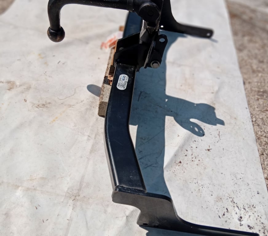 Pièces et services auto Var La Garde - 83130 - Photos Vivastreet attelage duster DACIA 1 ou 2 démontage sans outil