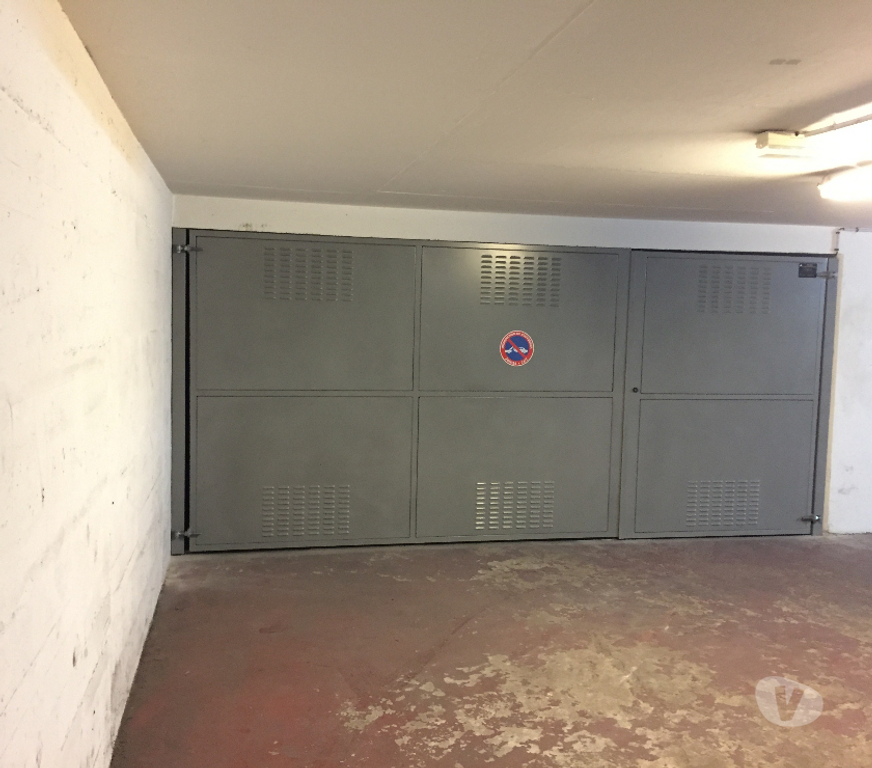 Parkings - Garages Paris Paris 17ème ardt - 75017 - Photos Vivastreet EMPLACEMENT MOTO SCOOTER PORTE MAILLOT PARIS 17