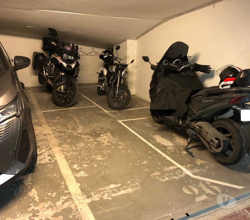 Parkings - Garages Paris Paris 17ème ardt - 75017 - Photos Vivastreet EMPLACEMENT MOTO SCOOTER PORTE MAILLOT PARIS 17