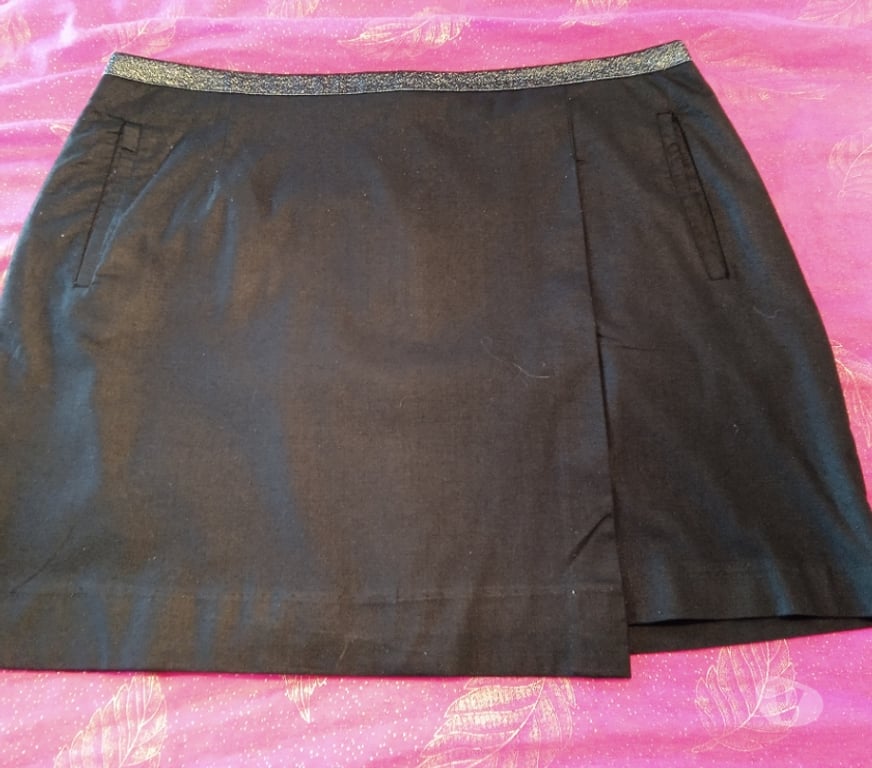 Vêtements occasion Indre-et-Loire Chinon - 37500 - Photos Vivastreet Très belle jupe courte taille 38 40