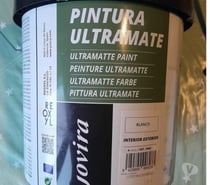 un pot de peinture blanc