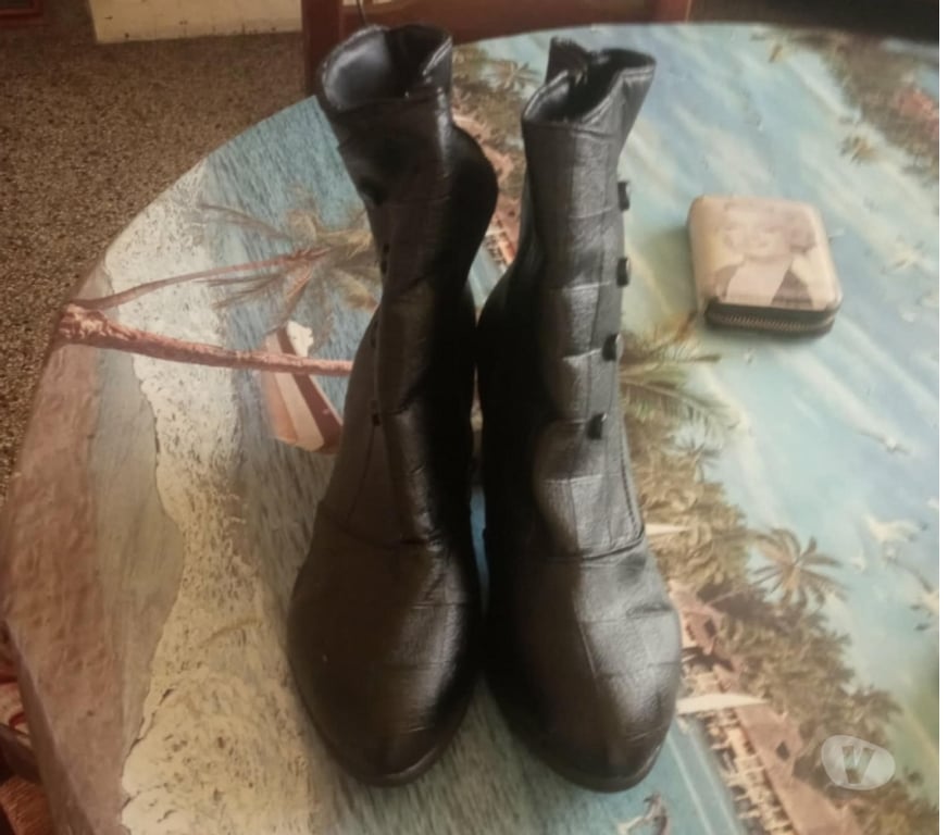 Chaussures Calvados Isigny sur Mer - 14230 - Photos Vivastreet une paire chaussures pour femme