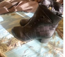 une paire chaussures pour femme