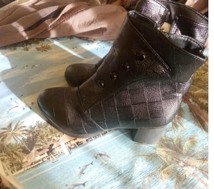 Chaussures et bottes occasion Isigny sur Mer Calvados - Photos Vivastreet une paire chaussures pour femme