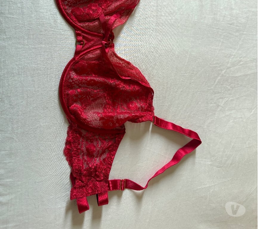 Vêtements occasion Hauts-de-Seine Courbevoie - 92400 - Photos Vivastreet Vend soutien gorge Rouge 95 F