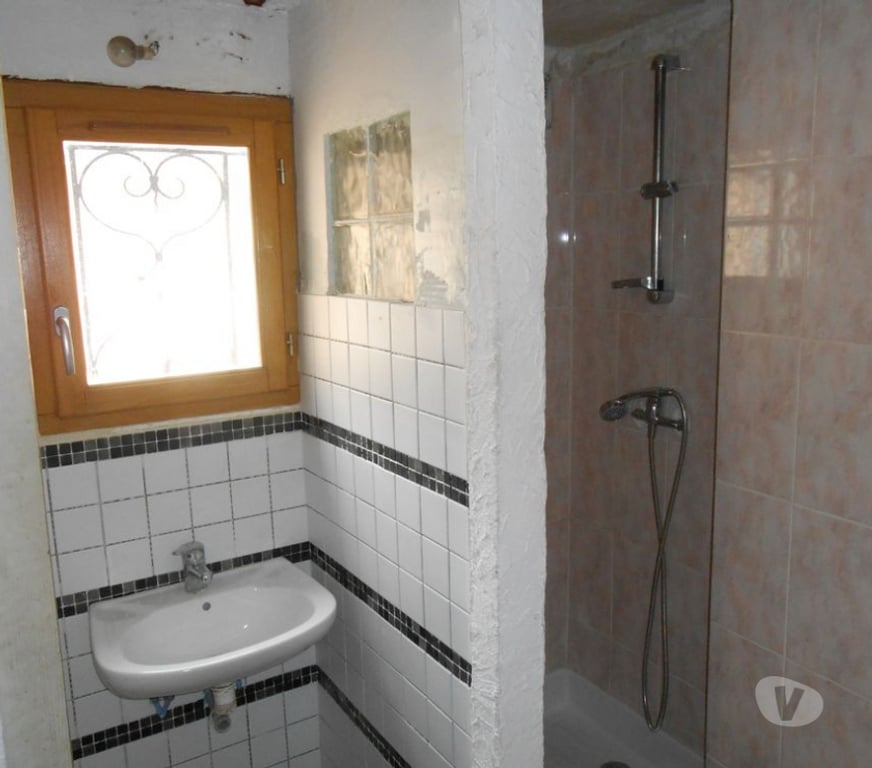 Location appartement Var St Raphael - 83700 - Photos Vivastreet F2 50 m2 en duplex au 1er étage avec jardin au centre ville