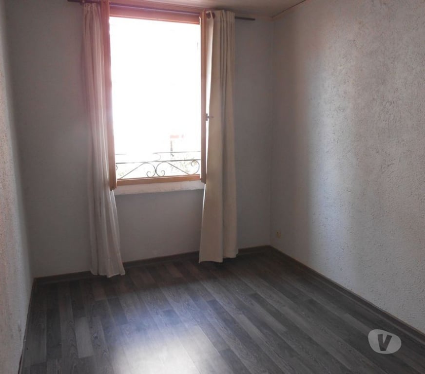 Location appartement Var St Raphael - 83700 - Photos Vivastreet F2 50 m2 en duplex au 1er étage avec jardin au centre ville