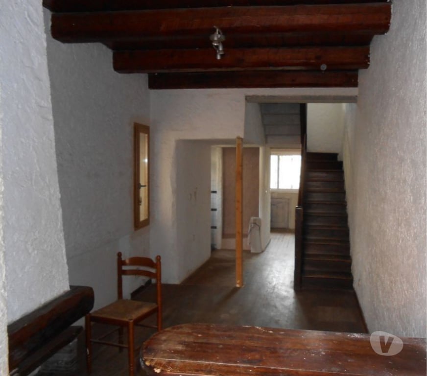 Location appartement Var St Raphael - 83700 - Photos Vivastreet F2 50 m2 en duplex au 1er étage avec jardin au centre ville