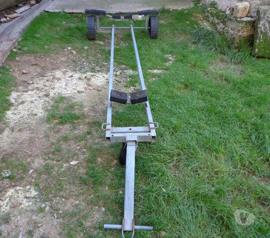 Accessoires bateau Hérault St Christol - 34400 - Photos Vivastreet Chariot pour un Voilier manuel longueur 2 M 60 CM