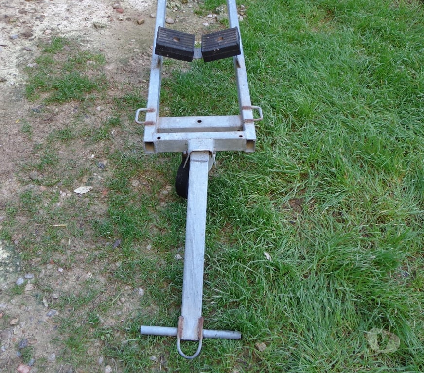 Accessoires bateau Hérault St Christol - 34400 - Photos Vivastreet Chariot pour un Voilier manuel longueur 2 M 60 CM