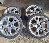 4 pneus été sur jantes alu ford