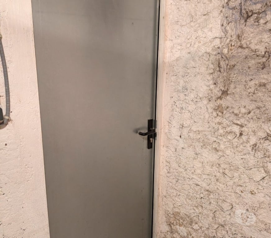 Parkings - Garages Paris Paris 16ème ardt - 75016 - Photos Vivastreet Location Cave 7 m² - Paris 16 (Métro Passy) -