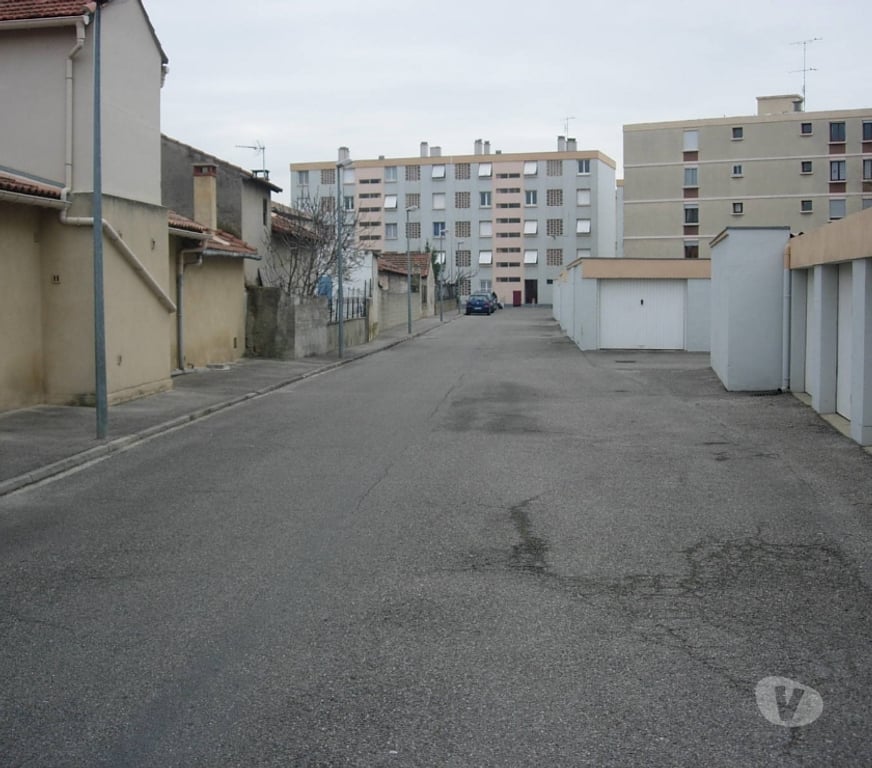 Parkings - Garages Vaucluse Avignon - 84000 - Photos Vivastreet Garage Sécurisé à Louer