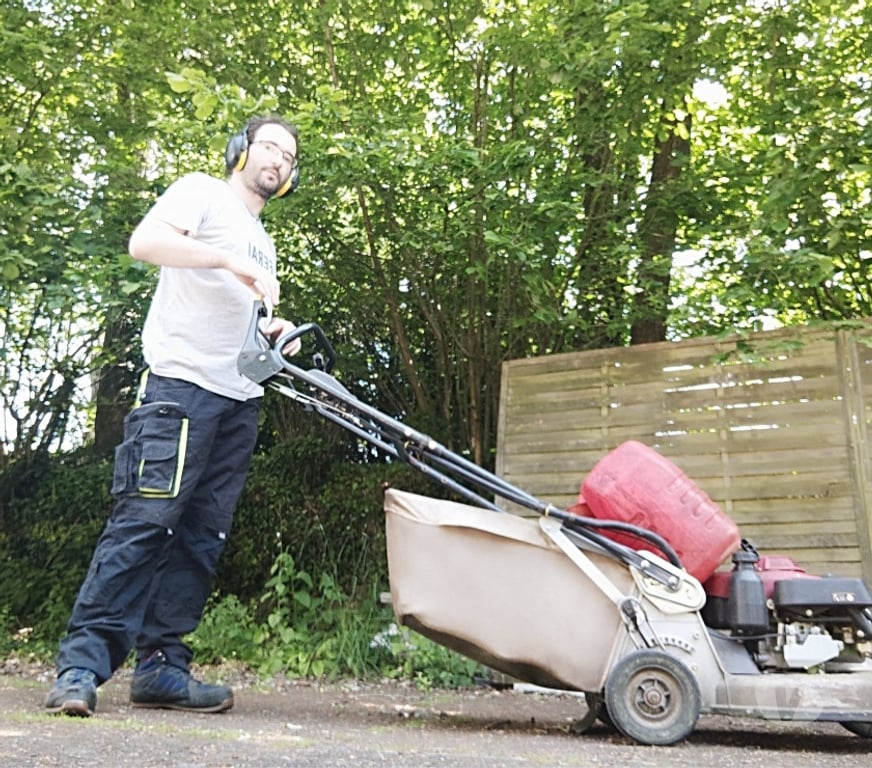 Aides à domicile Loire-Atlantique Nantes - Photos Vivastreet Jardinier CESU à Nantes et sa métropole, pour hommes