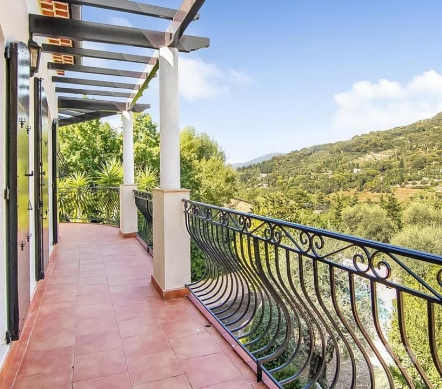 Vente Maison Alpes-Maritimes Grasse - 06130 - Photos Vivastreet Maison d'architecte avec piscine et parc paysagé