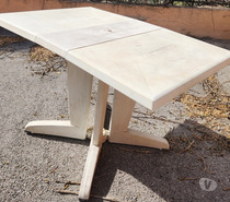 Table extérieur blanche pliante