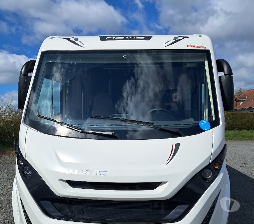 Camping car occasion Saône-et-Loire Perrecy les Forges - 71420 - Photos Vivastreet MC LOUIS NEVIS 873 INTEGRAL BOITE AUTO 5 PL CARTE GRISE