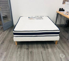 Sommier avec pieds neuf avec matelas et livraison incluse