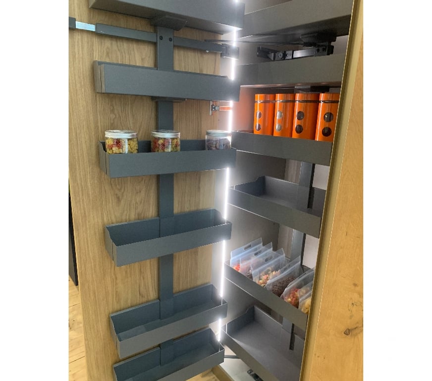 Ameublement & art de la table Hauts-de-Seine Issy les Moulineaux - 92130 - Photos Vivastreet Armoire haute cuisine placage chêne rustique