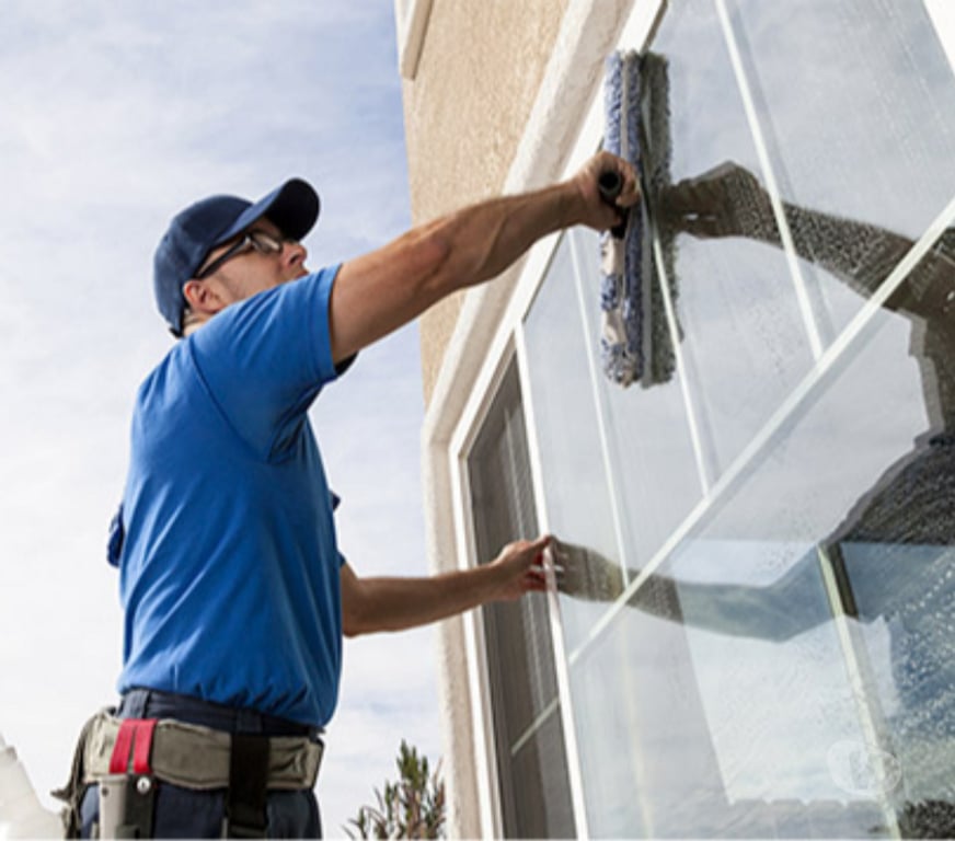 Services ménagers Hérault Agde - 34300 - Photos Vivastreet 🧼 Nettoyage vitres vitrines – sérieux et soigné