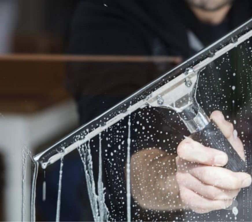 Services ménagers Hérault Agde - 34300 - Photos Vivastreet 🧼 Nettoyage vitres vitrines – sérieux et soigné