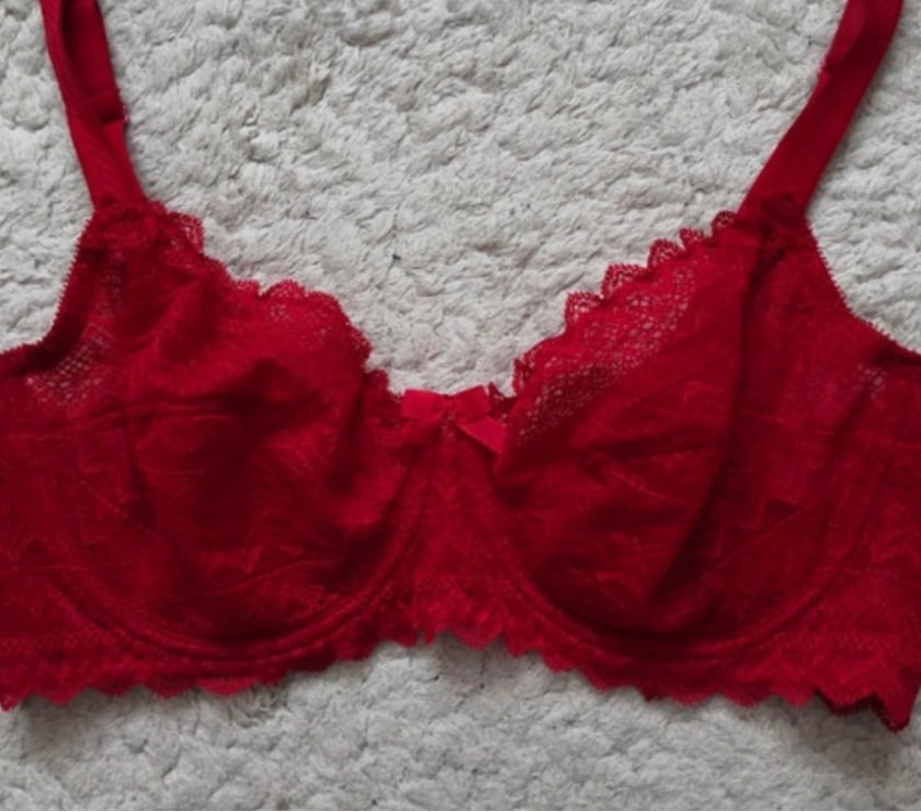 Vêtements occasion Courbevoie Hauts-de-Seine - Photos Vivastreet Soutien gorge Rouge 95D etam