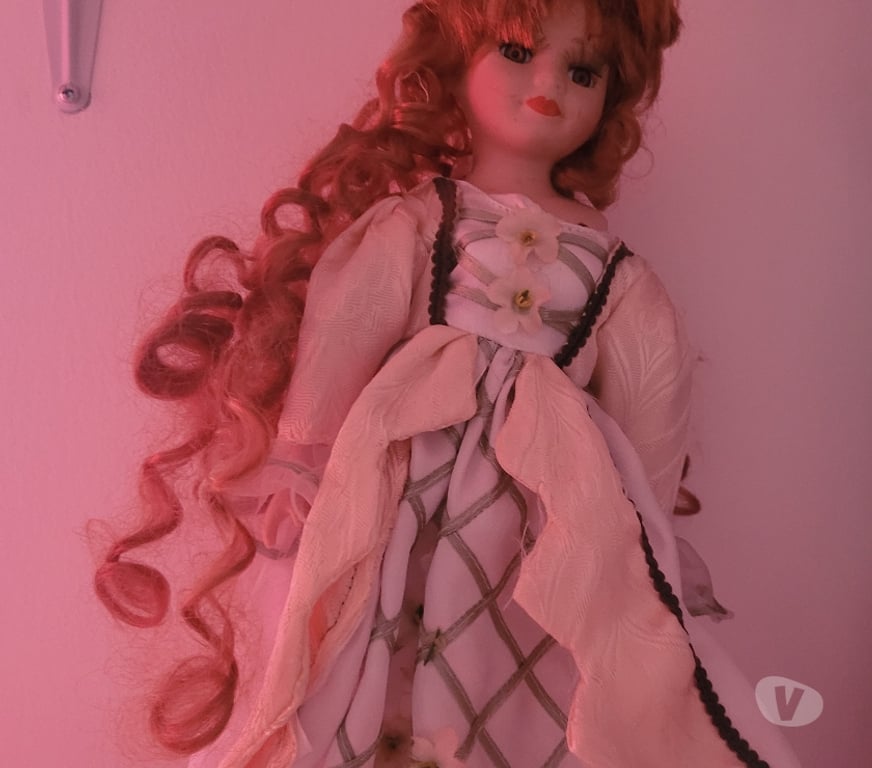 Collection Bouches-du-Rhône Rognac - 13340 - Photos Vivastreet Poupée en porcelaine