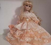 Poupée en porcelaine