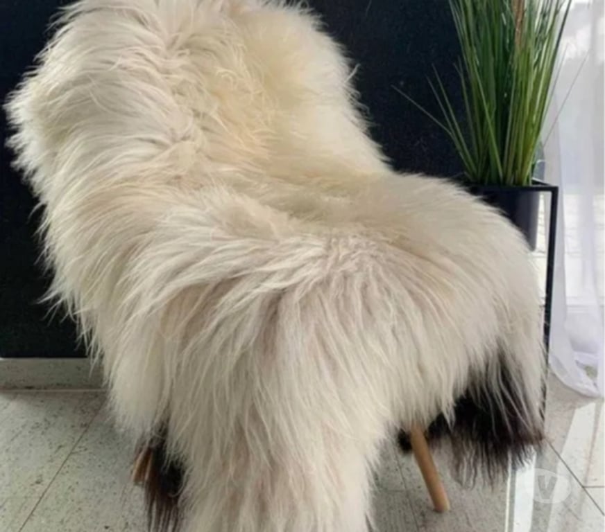 Décoration - art Rhône Craponne - 69290 - Photos Vivastreet Tapis décoratif en laine à poils longs, islandais.