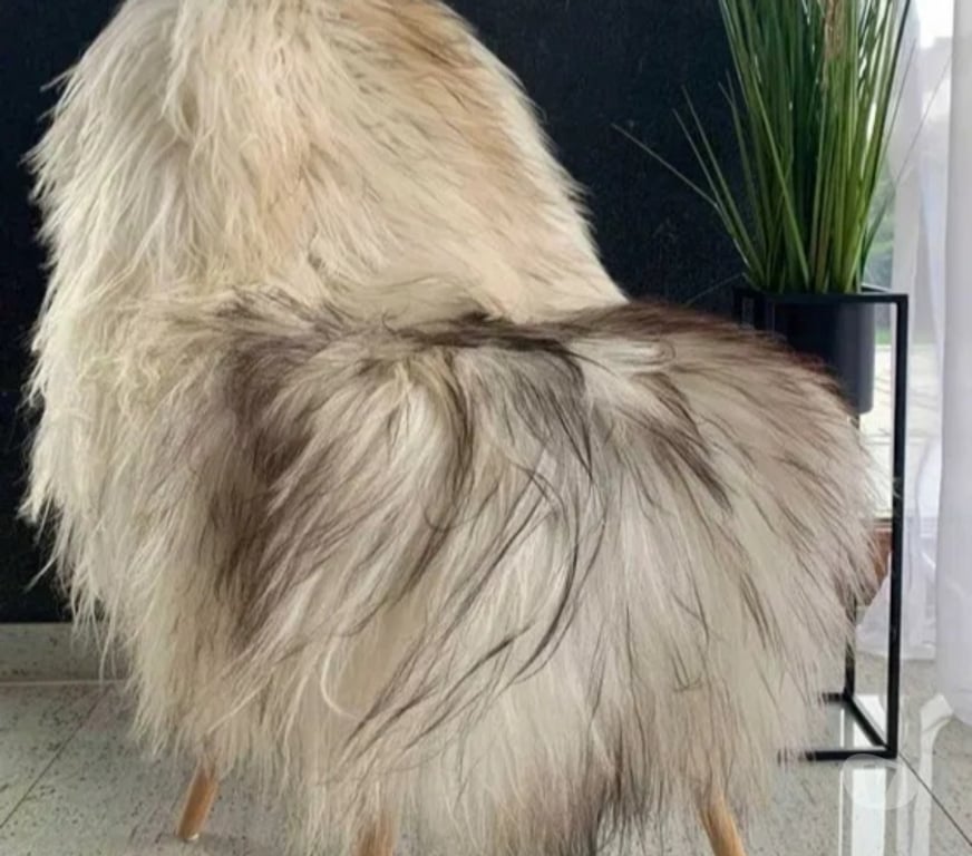 Décoration - art Rhône Craponne - 69290 - Photos Vivastreet Tapis décoratif en laine à poils longs, islandais.