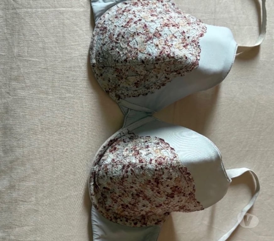 Vêtements occasion Hauts-de-Seine Courbevoie - 92400 - Photos Vivastreet Vend soutien gorge 95F blanc